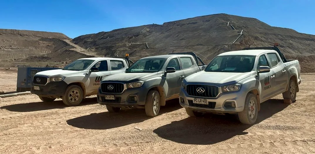 Camionetas de apoyo operacional de Franca desplegadas en faena