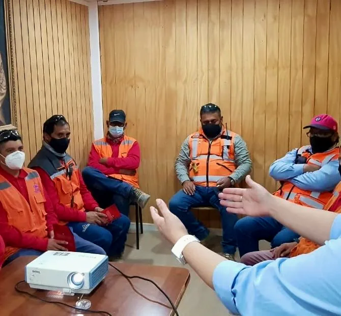 Equipo de Franca reunido en una charla de coordinación y seguridad
