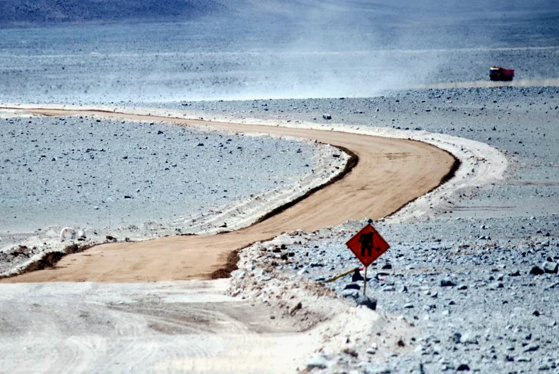 Camino minero conservado con bischofita en el distrito Guanaco y Amancaya