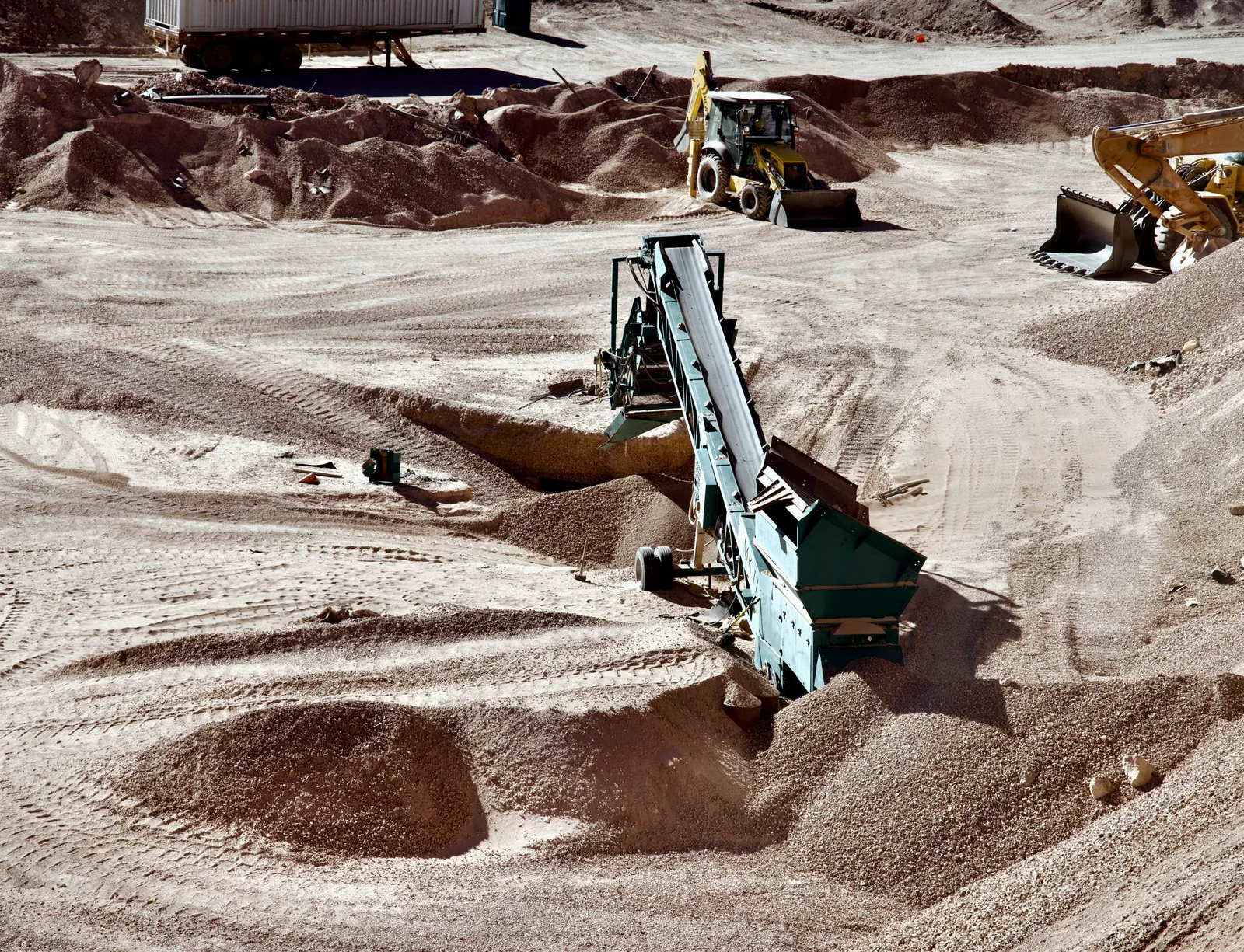 Planta PowerScreen MK II seleccionando material en faena